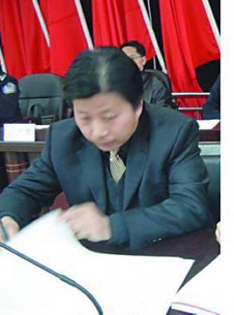 原石首市公安局局长,免职后被任命为荆州市开发区副主任。