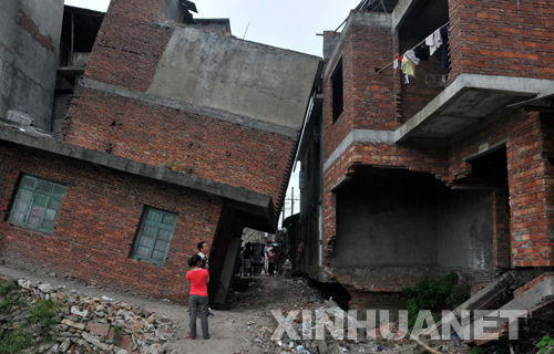 ����δ��£��ӵ���һ�Σ��������޶�һ����б�˽�45�Ƚǵľ���¥��2010��7�·ݲ�����ˮ��ʱ���廵�ķ��ݡ�ͼƬ��Դ���»���