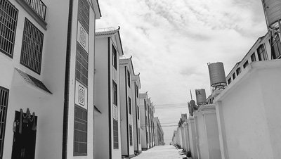 小海子村灾后&ldquo;统建房&rdquo;外观。本报记者 徐元锋摄